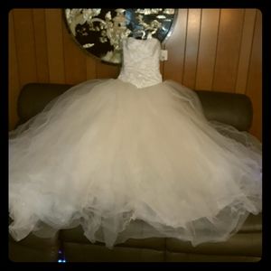I'm selling a wedding dress that's never been worn